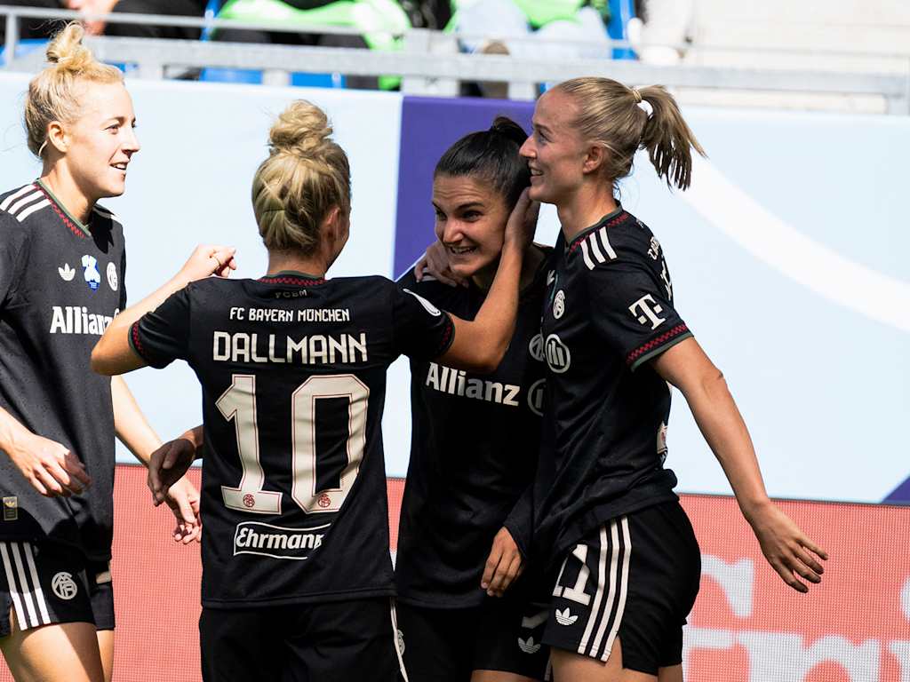 Jubel der FC Bayern Frauen nach einem Tor im Supercup gegen Wolfsburg