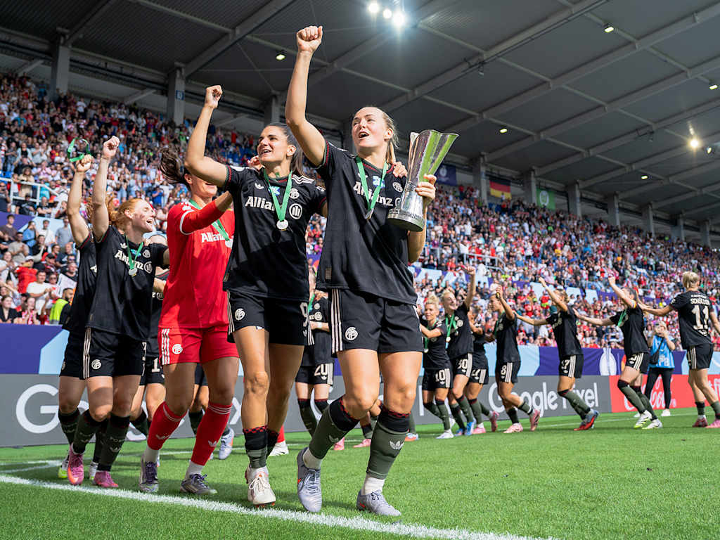 Die FC Bayern Frauen bejubeln den Gewinn des Supercups gegen den VfL Wolfsburg.