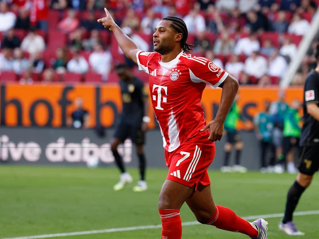 Serge Gnabry jubelt nach seinem Tor zum 1:0 im Bundesliga-Spiel des FC Bayern beim FC Augsburg.