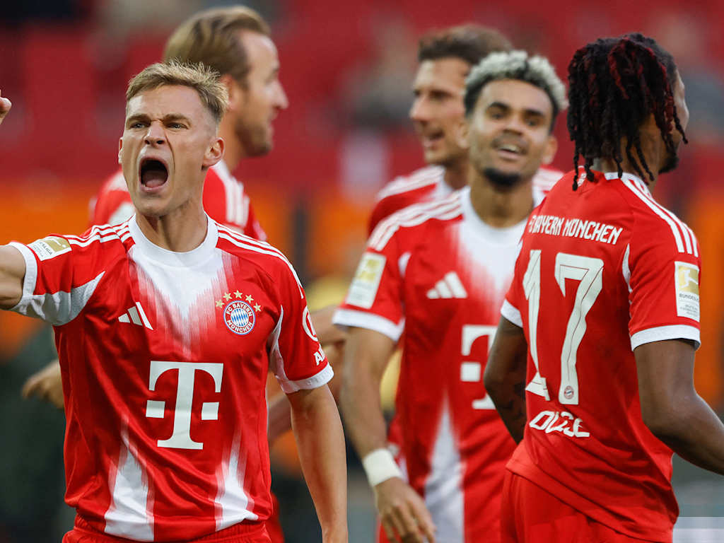 Joshua Kimmich jubelt mit erhobener Faust nach dem 3:0 im Bundesliga-Spiel des FC Bayern beim FC Augsburg.