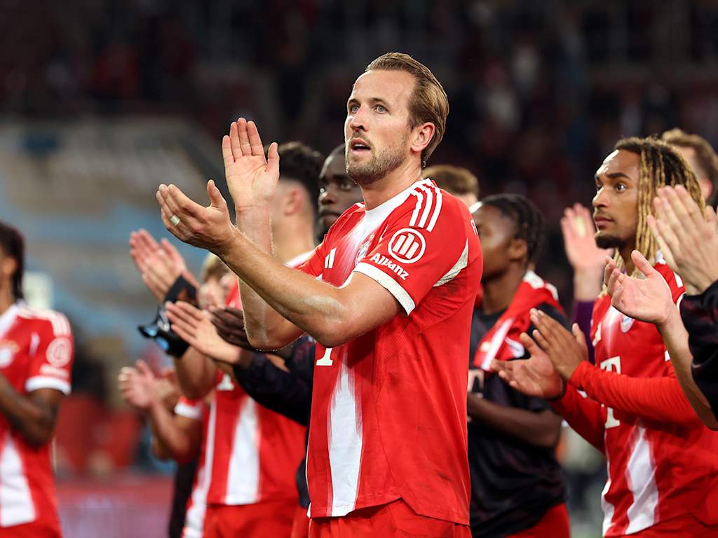 Harry Kane vom FC Bayern jubelt vor den Fans