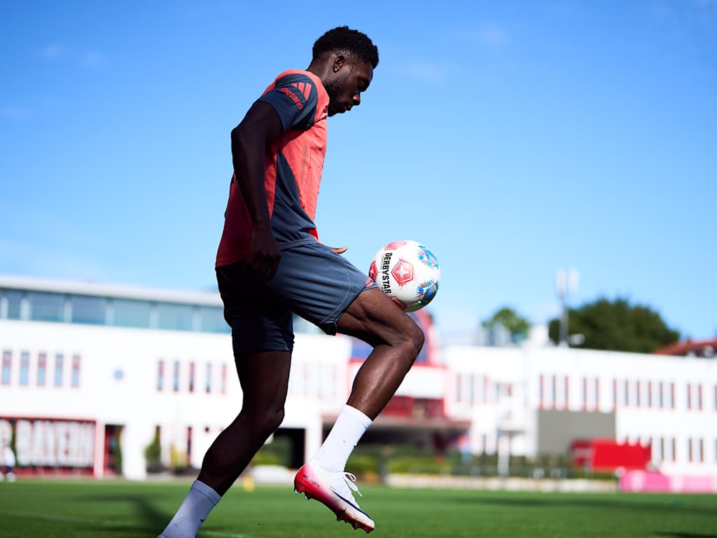Alphonso Davies passt den Ball im Training des FC Bayern.