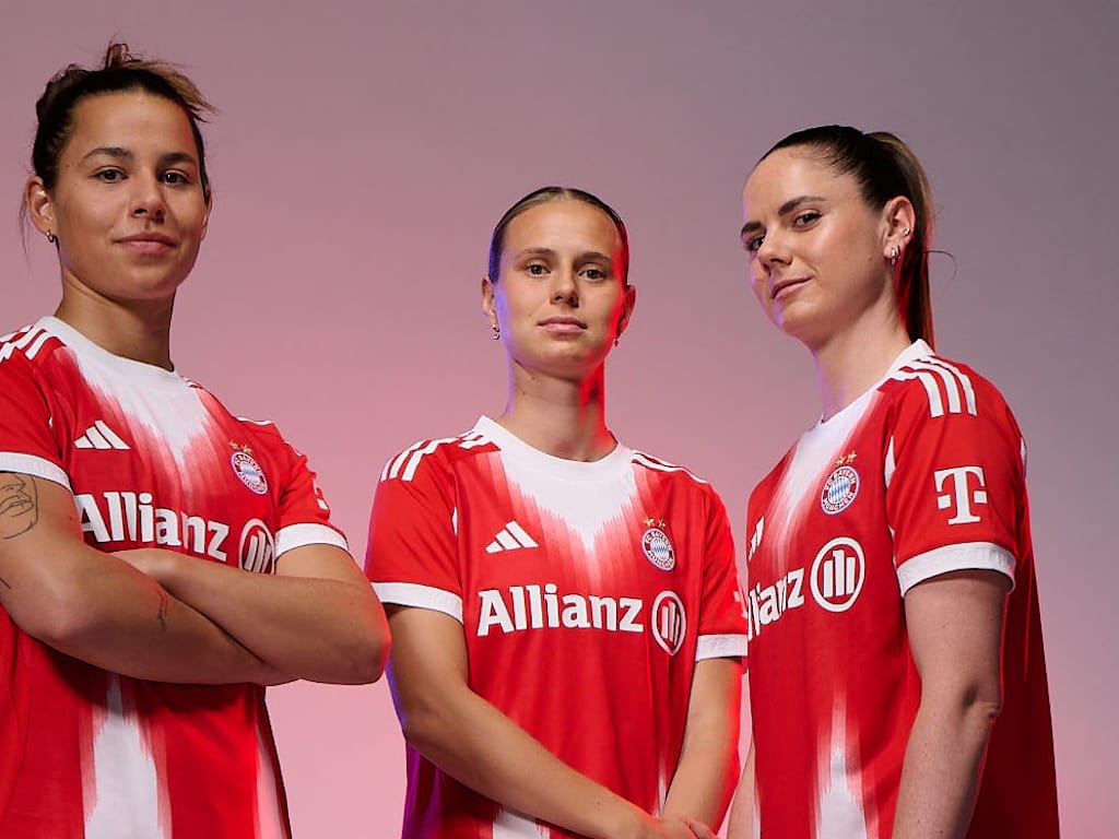Lena Oberdorf, Klara Bühl und Sarah Zadrazil posieren im Zuge des Allianz Arena-Spiels.