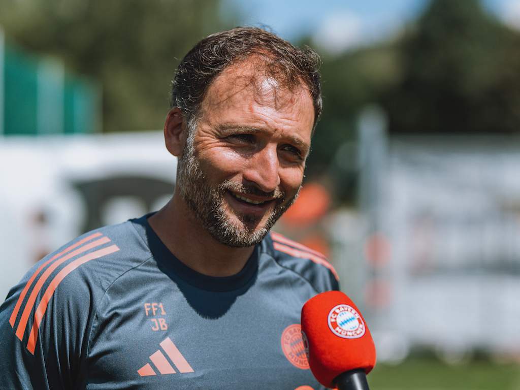José Barcala während eines Interviews im Trainingslager der FCB-Frauen.