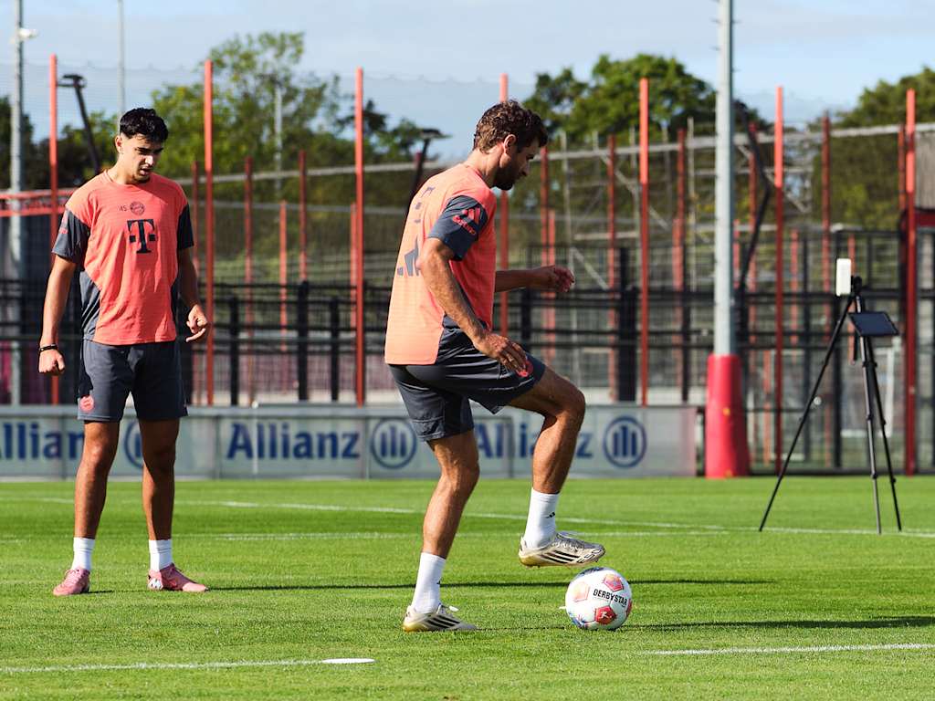 Aleksandar Pavlovic watches Thomas Müller during a training exercise.