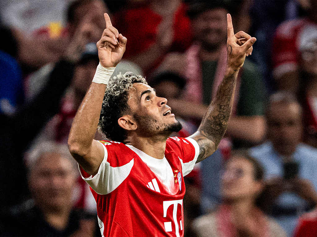 Luis Díaz looking up after scoring for FC Bayern.