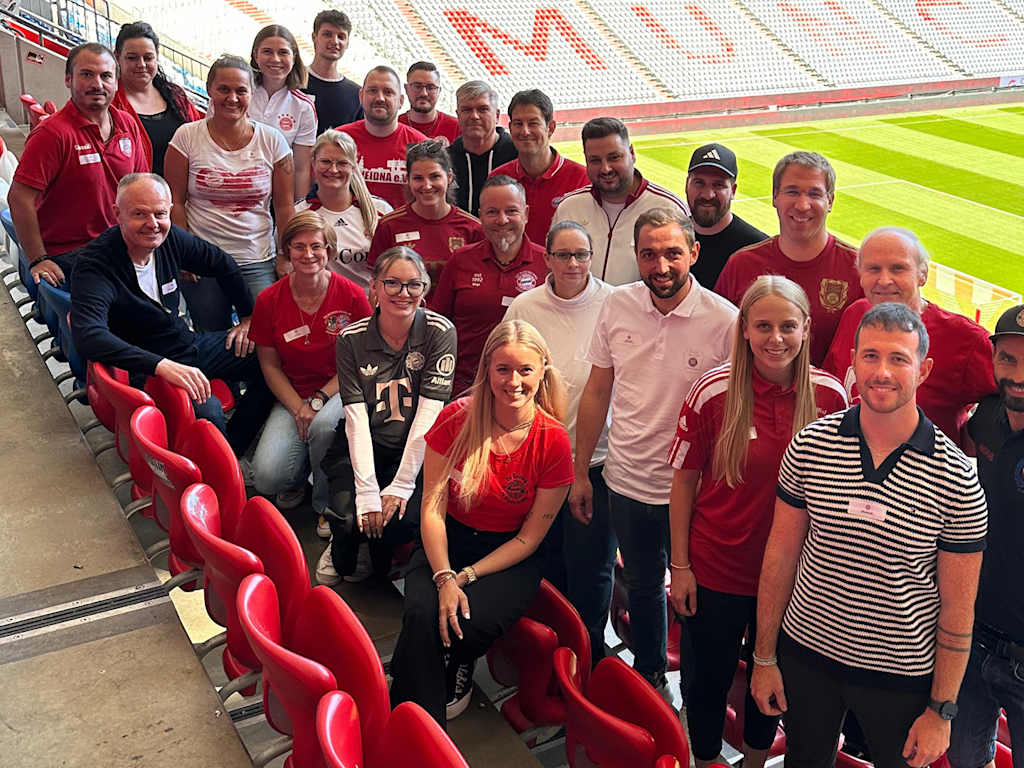 Jugendbeauftragte der FC Bayern-Fanclubs beim Besuch in der Allianz Arena