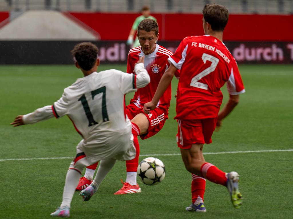 Szene aus dem Spiel FC Bayern vs. FC Chelsea beim U15 Elite Cup am FC Bayern Campus.