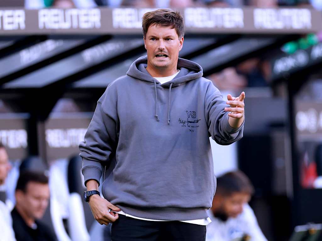 HSV coach Merlin Polzin coaching on the touchline.