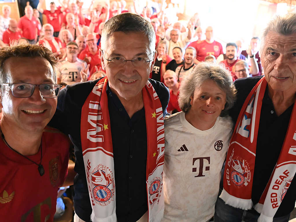 President Herbert Hainer (second from left) and Klaus Augenthaler (right) at the FC Bayern fan club Red Deaf