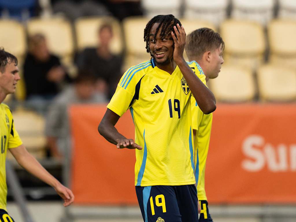 Jonah Kusi-Asare, im Trikot von Schweden, macht den DJ-Jubel mit einer Hand am Ohr und einer an einer imaginären Schallplatte.