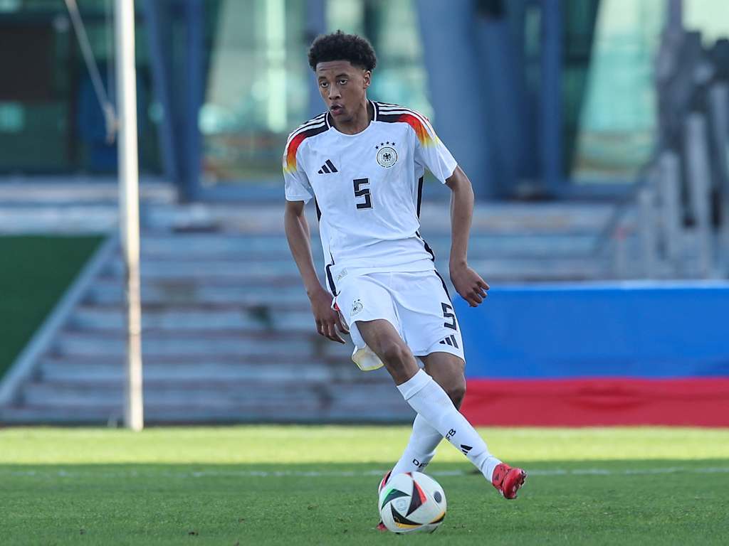 Cassiano Kila kontrolliert den Ball im Trikot der deutschen Nationalmannschaft.