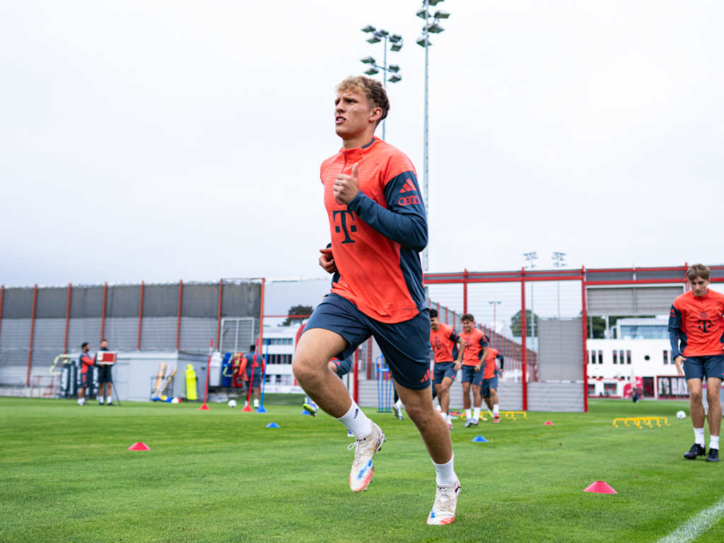 Kurt Rüger absolviert im Training der FCB Amateure eine Laufübung.