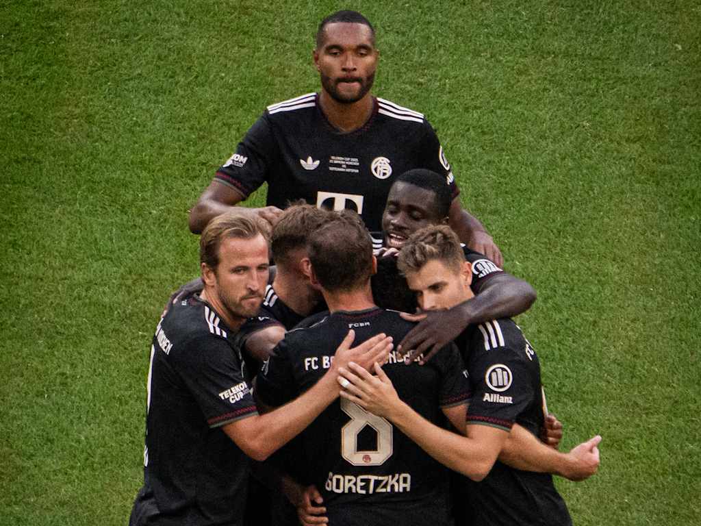 Spieler des FC Bayern jubeln gemeinsam nach einem Tor gegen Tottenham in der Saisonvorbereitung