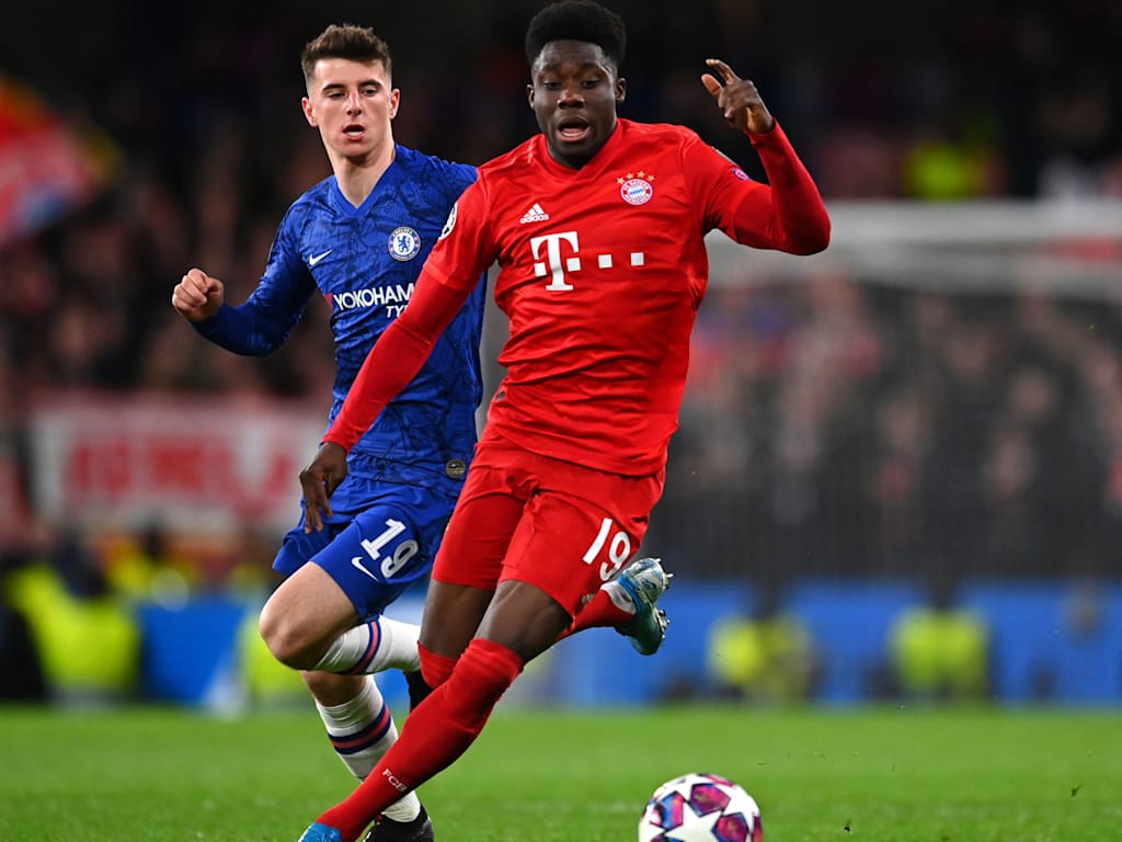 Alphonso Davies im Zweikampf mit einem Chelsea-Spieler.