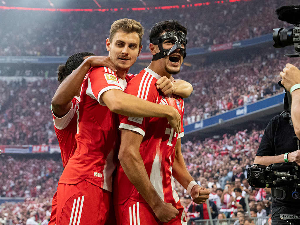 Aleksandar Pavlovic lässt sich nach dem 2:0 im Bundesliga-Spiel FC Bayern gegen Hamburger SV an der Eckfahne feiern