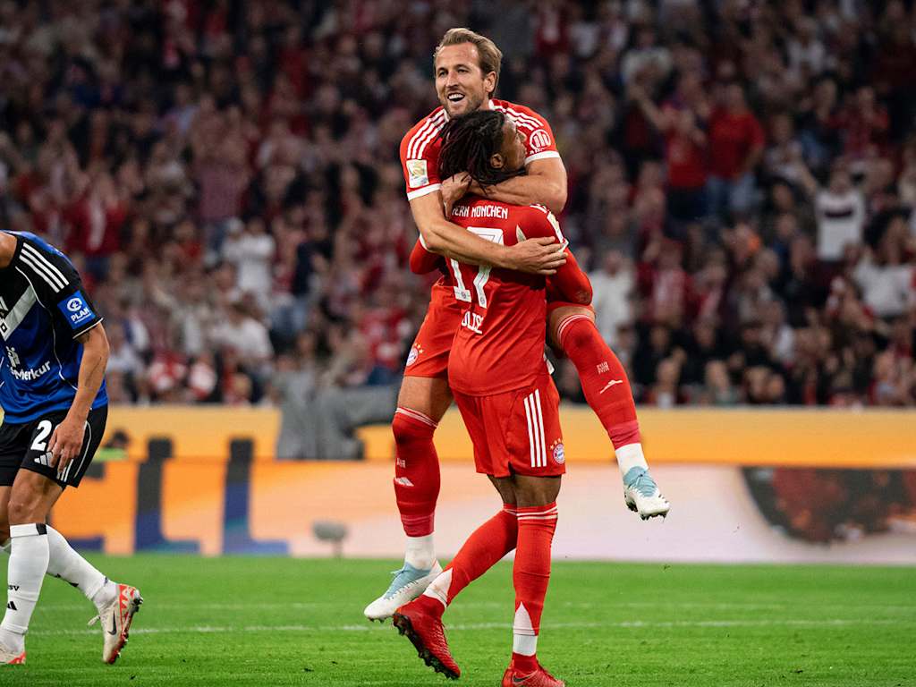 Harry Kane jubelt mit Vorlagengeber Michael Olise nach dem 5:0 imBundesliga-Spiel FC Bayern gegen Hamburger SV.