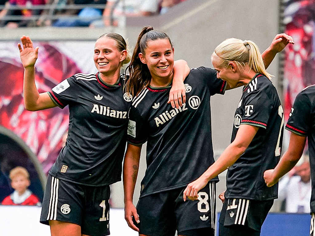 Klara Bühl, Lena Oberdorf und Co. jubeln während des Auswärtsspiels der FC Bayern Frauen bei RB Leipzig im zweiten Spieltag der Frauen-Bundesliga