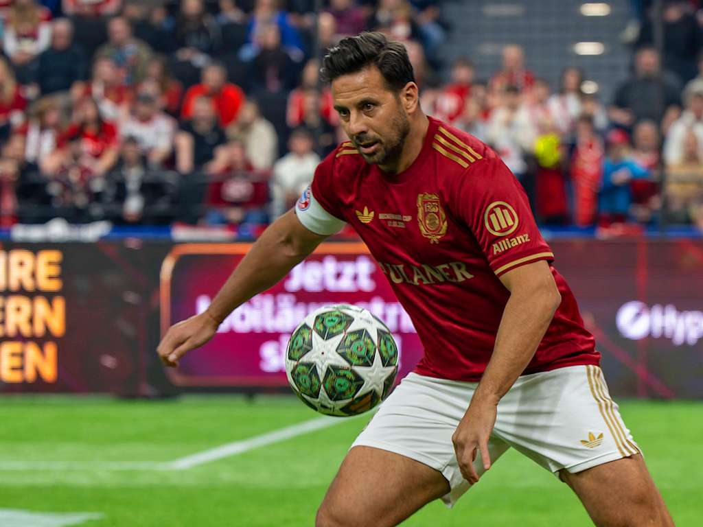 Claudio Pizarro dribbelt mit dem Ball beim Franz Beckenbauer-Cup im SAP Garden.