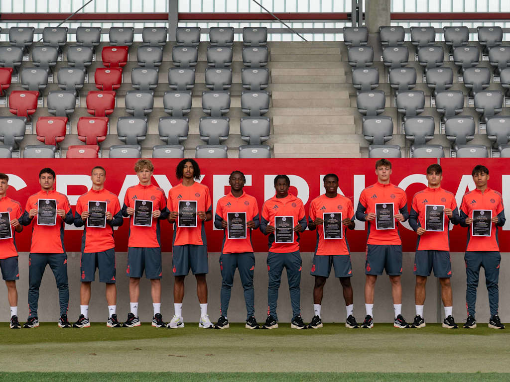 Die Campus-Talente zeigen ihre Schulbschlüsse am FC Bayern Campus vor.