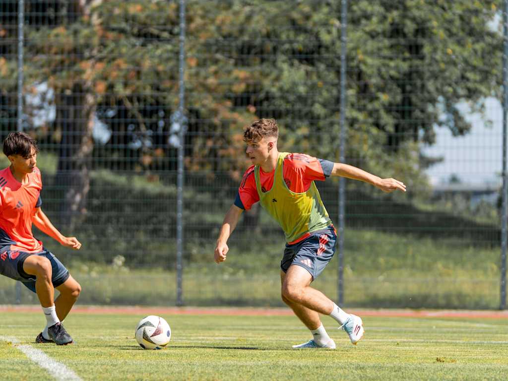 Moritz Göttlicher mit dem Ball am Fuß im Training der U19 des FC Bayern.