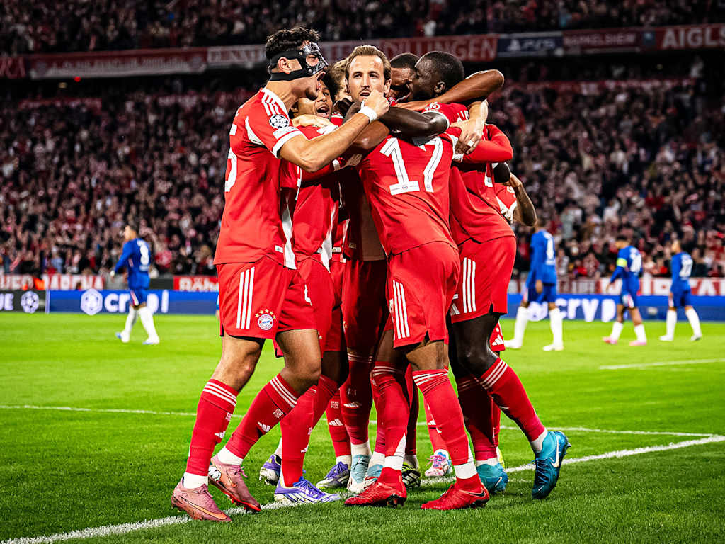 Harry Kane, Aleksandar Pavlović und Co. jubeln während des Heimspiels des FC Bayern zum Auftakt in die Champions League gegen den FC Chelsea