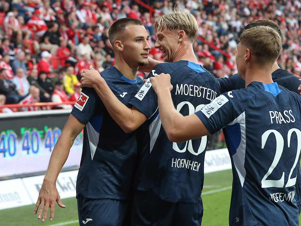 Spieler der TSG Hoffenheim bejubeln ein Tor im Bundesliga-Spiel bei Union Berlin.