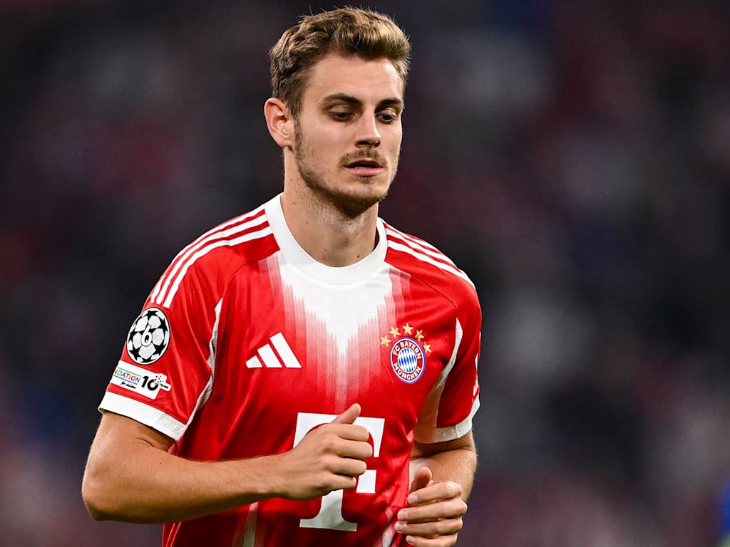 Josip Stanisic im Spiel des FC Bayern gegen Chelsea