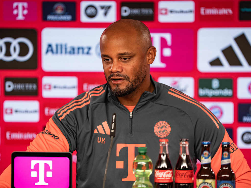 Vincent Kompany lächelnd im Training des FC Bayern