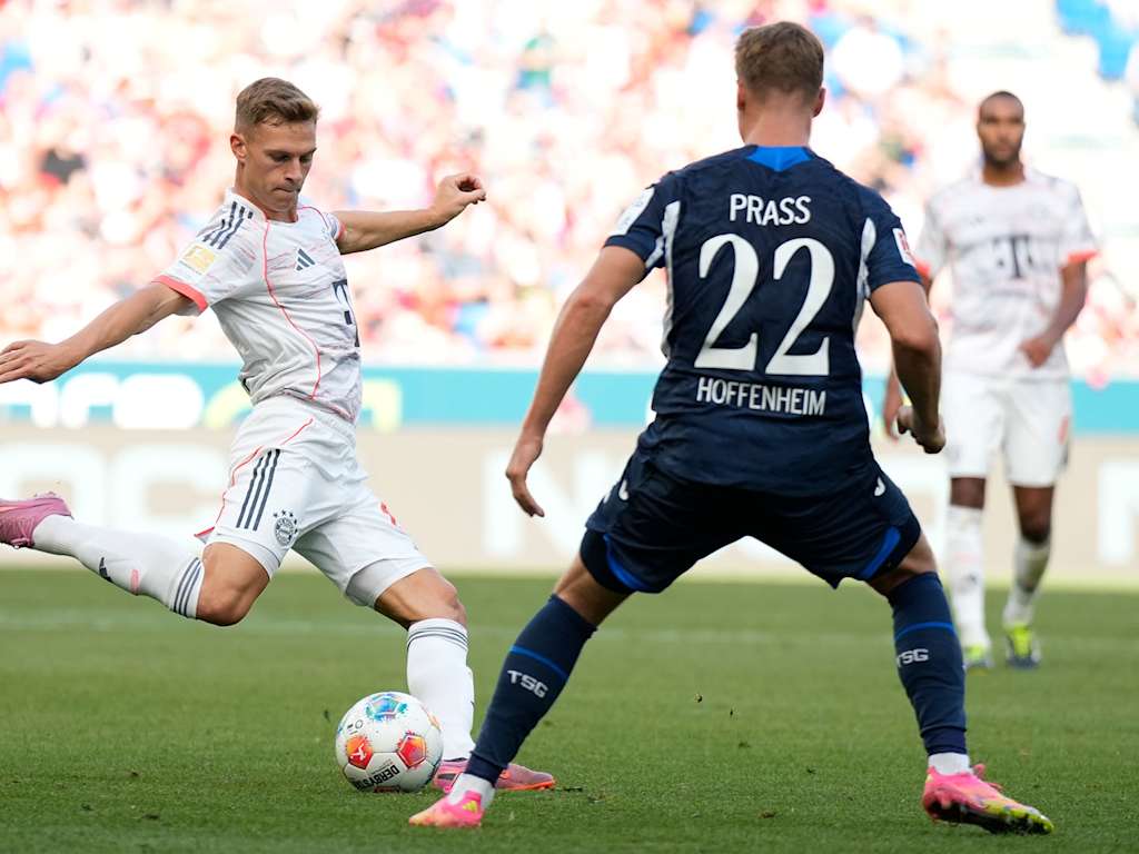 Joshua Kimmich spielt einen Pass im Bundesliga-Spiel des FC Bayern bei der TSG 1899 Hoffenheim.