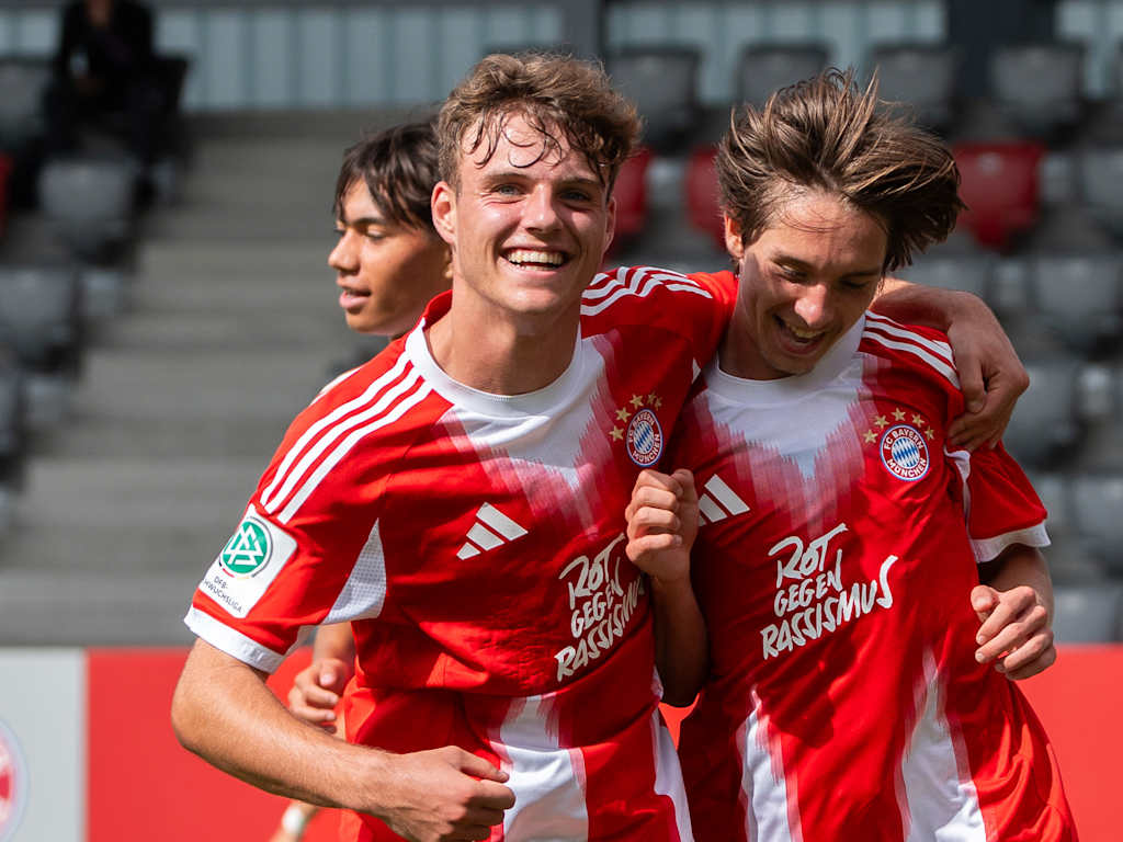 Die FCB-U19 bejubelt ein Tor.