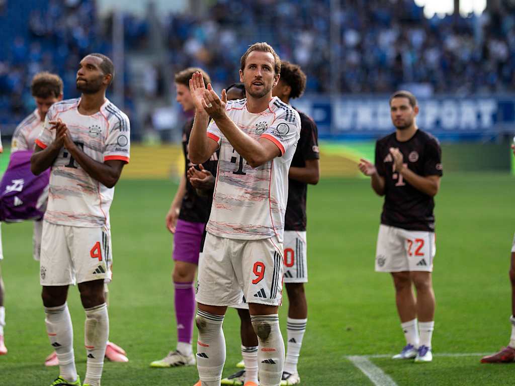 Harry Kane applaudiert nach dem Bundesliga-Spiel des FC Bayern bei der TSG 1899 Hoffenheim.