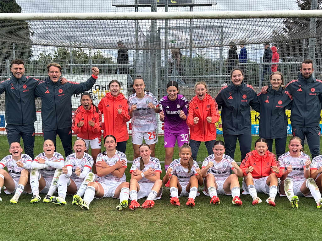 Die Zweite Mannschaft der FC Bayern Frauen bejubelt vor dem Tor ihren Auswärtssieg in Warbeyen.