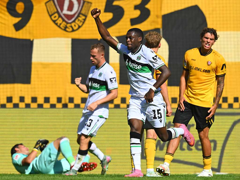 Noel Aseko Nkili streckt nach seinem Ausgleichstreffer die Faust in die Höhe.