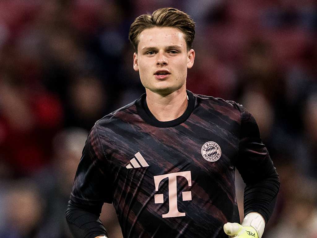 Jonas Urbig in an FC Bayern warm-up jersey