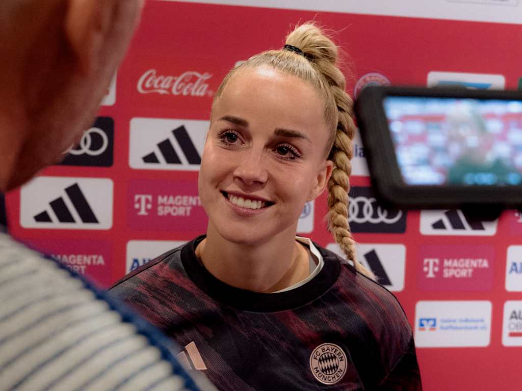 Giulia Gwinn lächelt während eines Interviews in die Kamera.