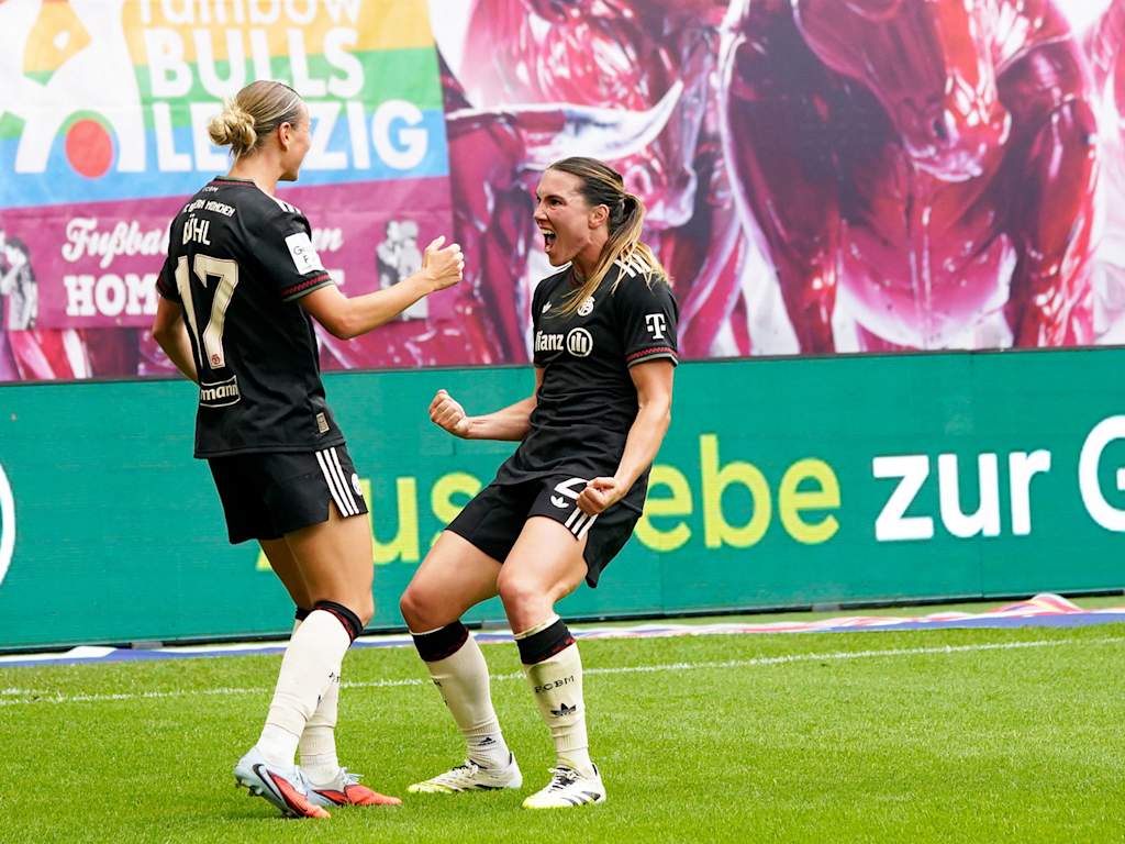 Vanessa Gilles und Klara Bühl bejubeln ein Tor gegen RB Leipzig.