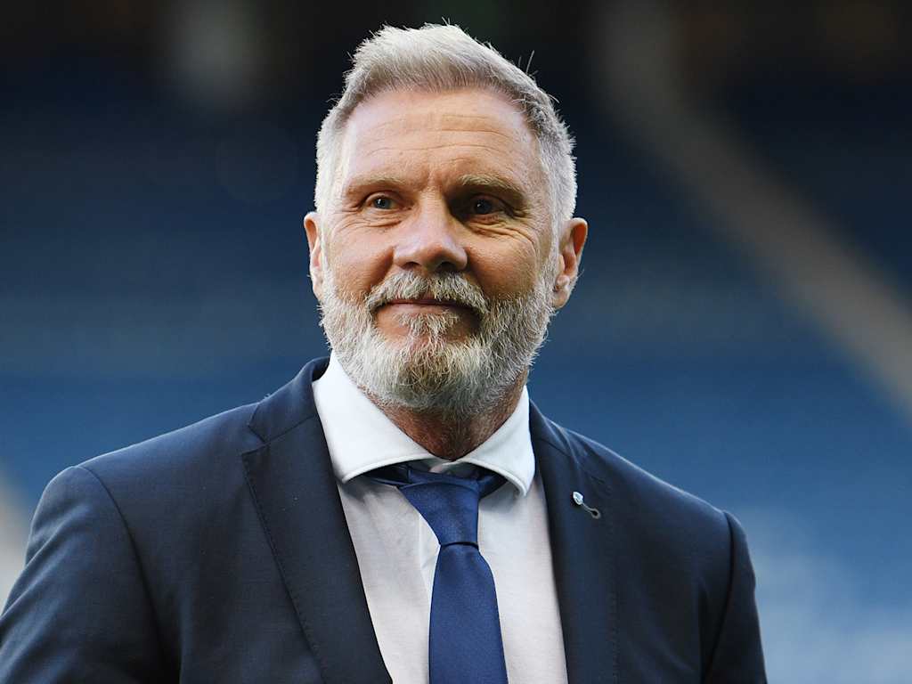 Thorsten Fink lächelnd vor einem Europa-League-Spiel im Stadion