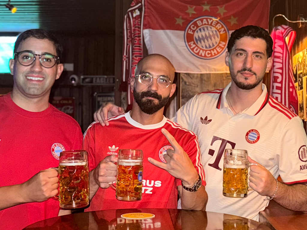 Die drei Bayernfans in Zypern in Trikots und mit Bierkrügen