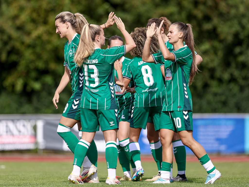 Die Spielerinnen von Werder Bremen klatschen sich nach einem Treffer ab.