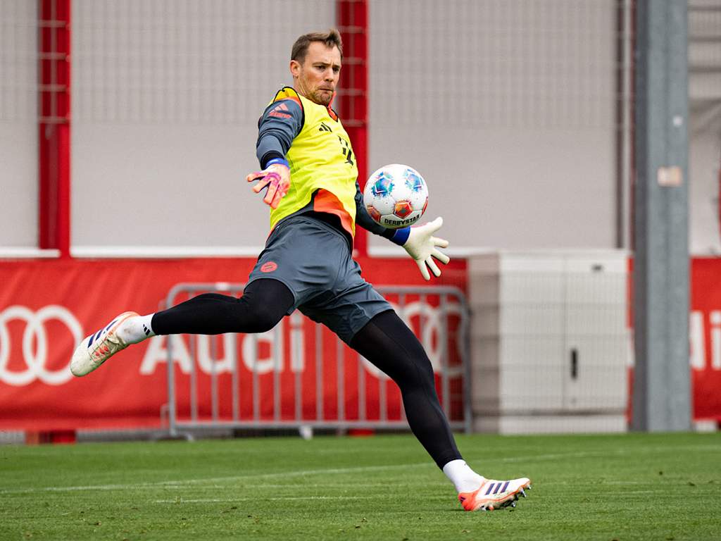 Manuel Neuer beim Abstoß im Training
