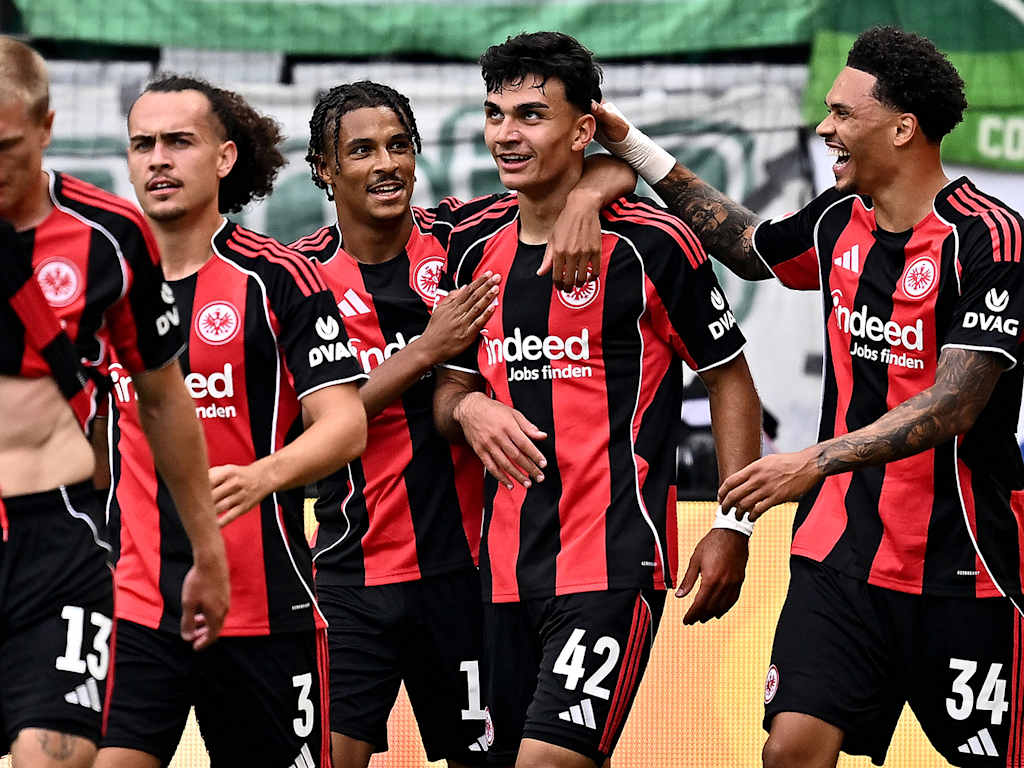Eintracht Frankfurt players celebrate a goal.