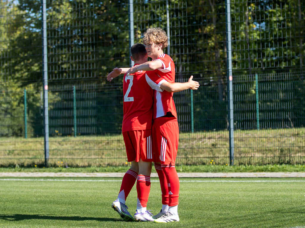Philipp von Taube bejubelt einen Treffer mit Kuba Horosczcak.