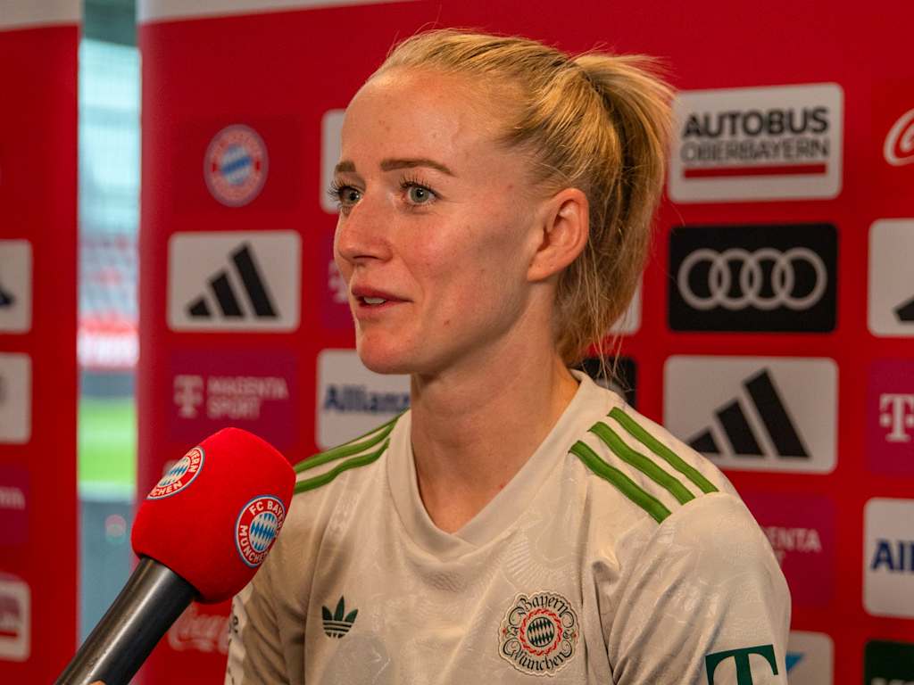 Lea Schüller gibt ein Interview im Wiesn-Trikot nach dem Spiel am FC Bayern Campus.