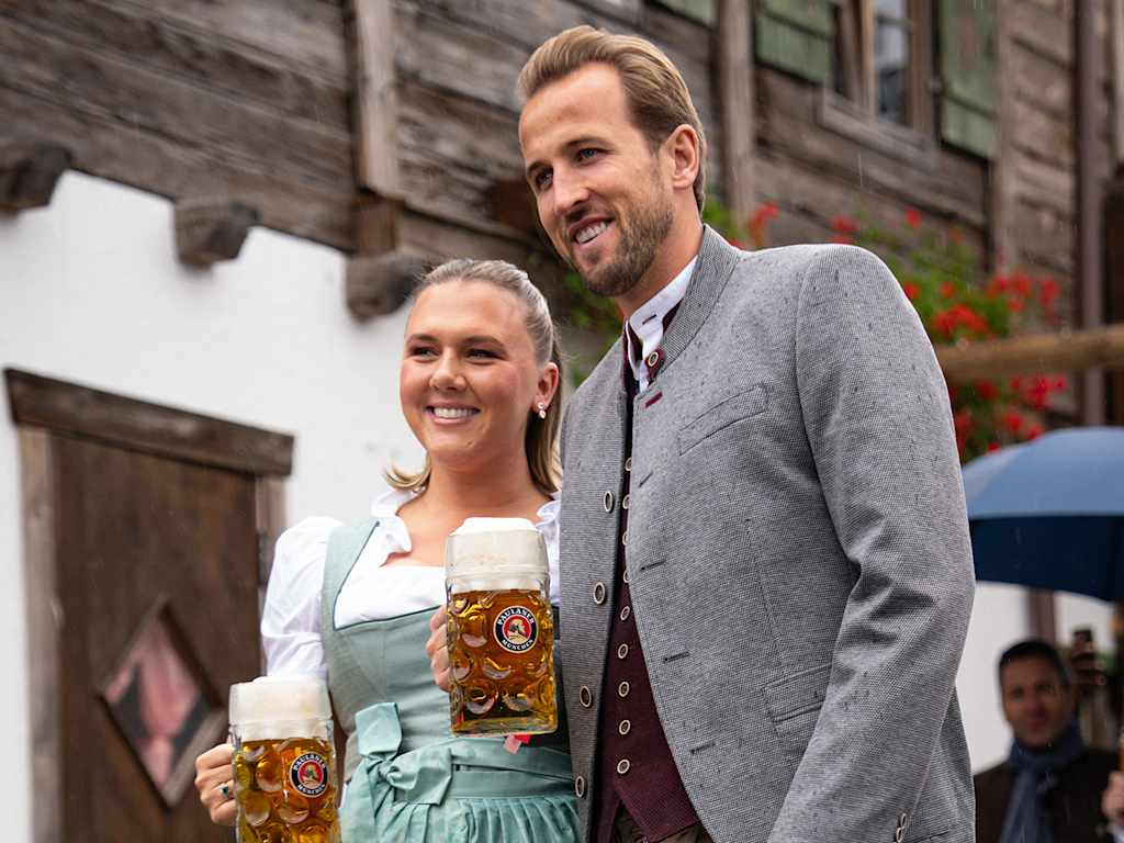 FC Bayern-Profi Luis Diaz in der Käfer Wiesn-Schänke von Partner Paulaner auf dem Oktoberfest