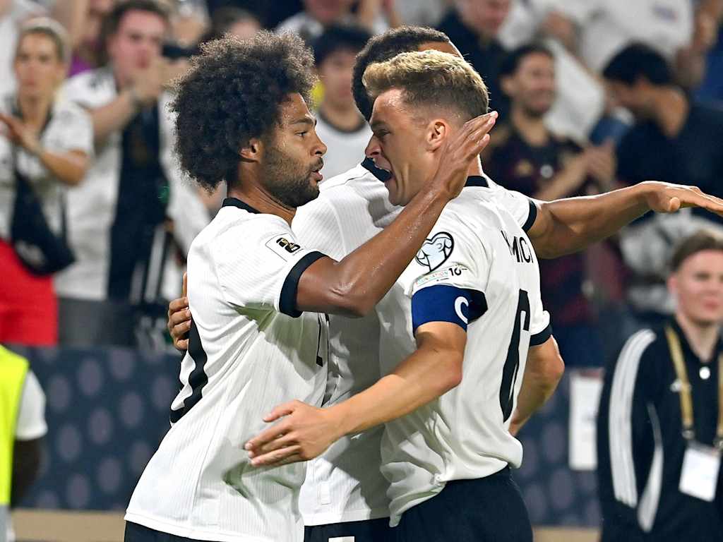 Serge Gnabry jubelt mit Joshua Kimmich nach dem 1:0 gegen Nordirland für die deutsche Nationalmannschaft.