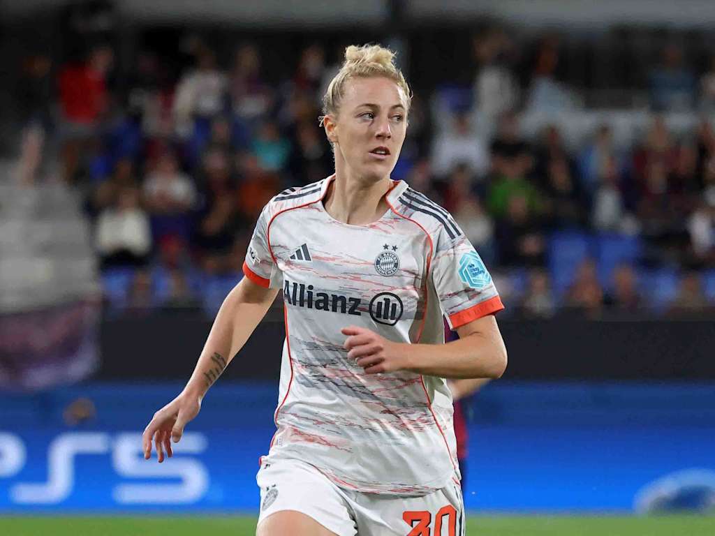 Carolin Simon während des Auswärtsspiels in Barcelona mit dem Ball am Fuß.