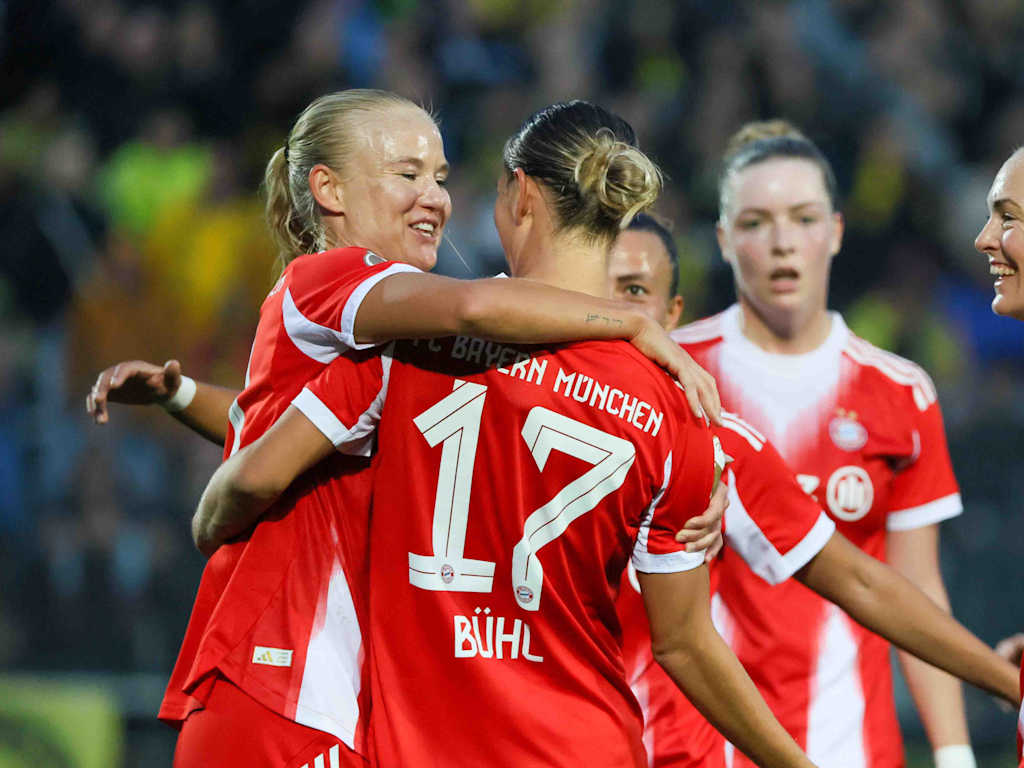 Die FC Bayern Frauen bejubeln ein Tor gegen Borussia Dortmund