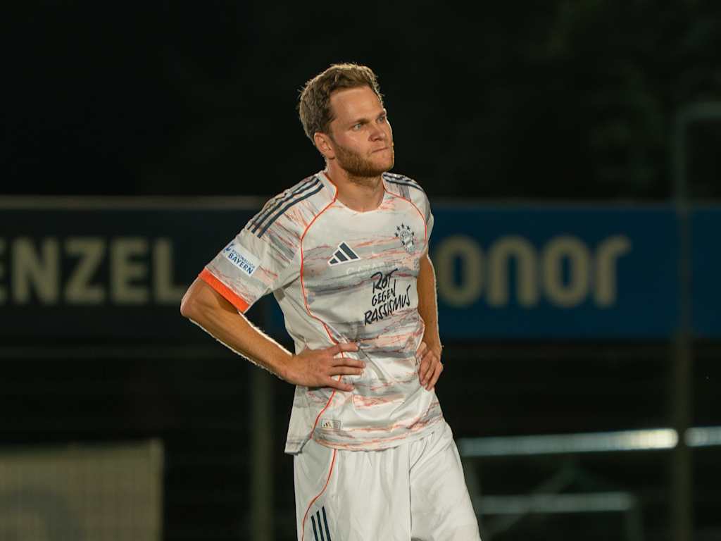Benno Schmitz blickt traurig ins Leere.