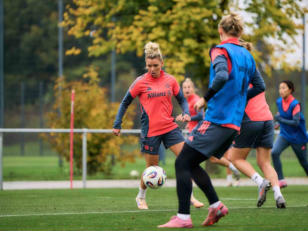 Linda Dallmann während der Trainingseinheit vor Wolfsburg mit dem Ball am Fuß.